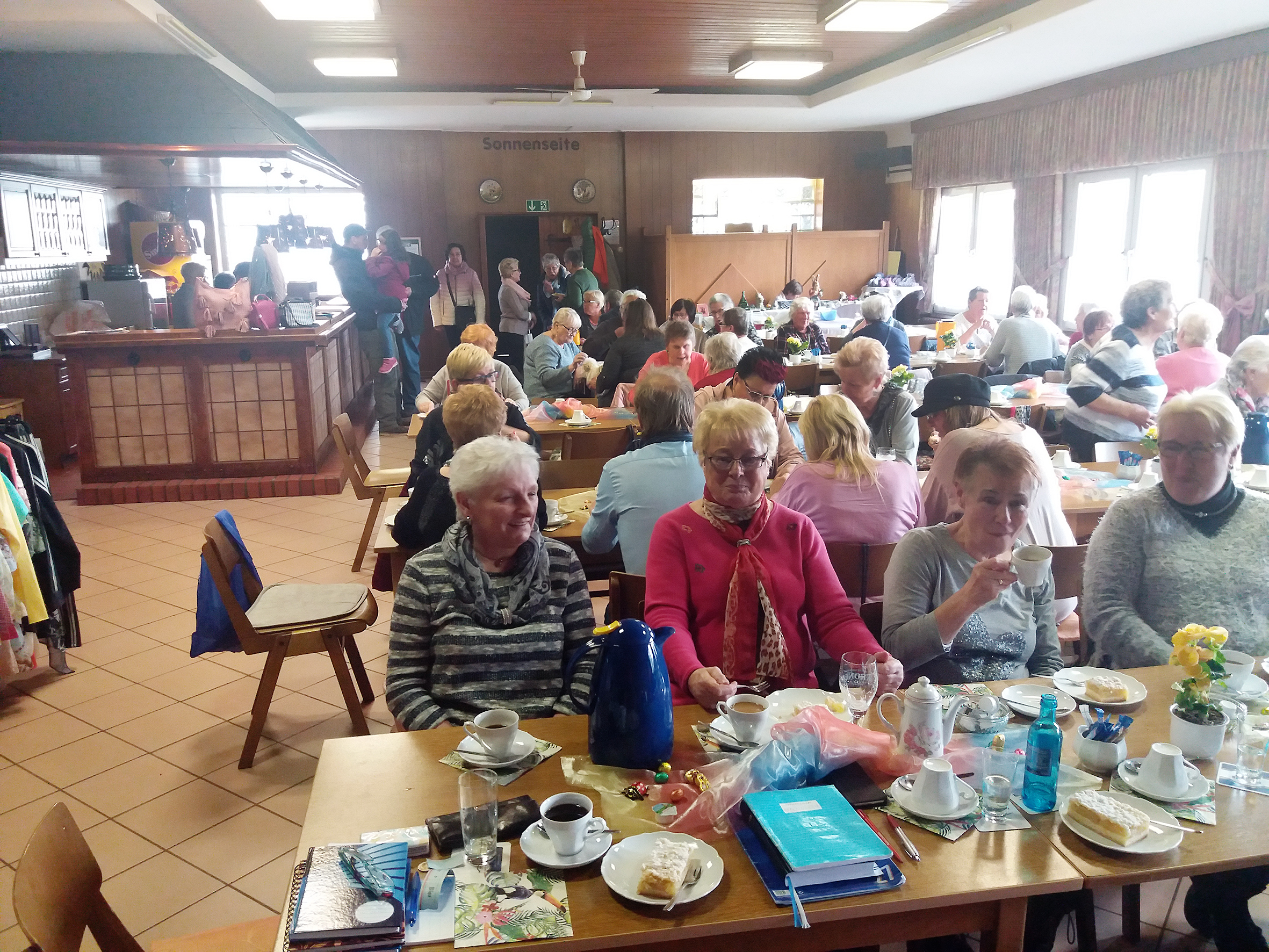 Den Osterbasar verband der Gartenverein "Zur Sonnenseite" gleich mit einer ausgiebigen Kaffeetafel im Vereinsheim.