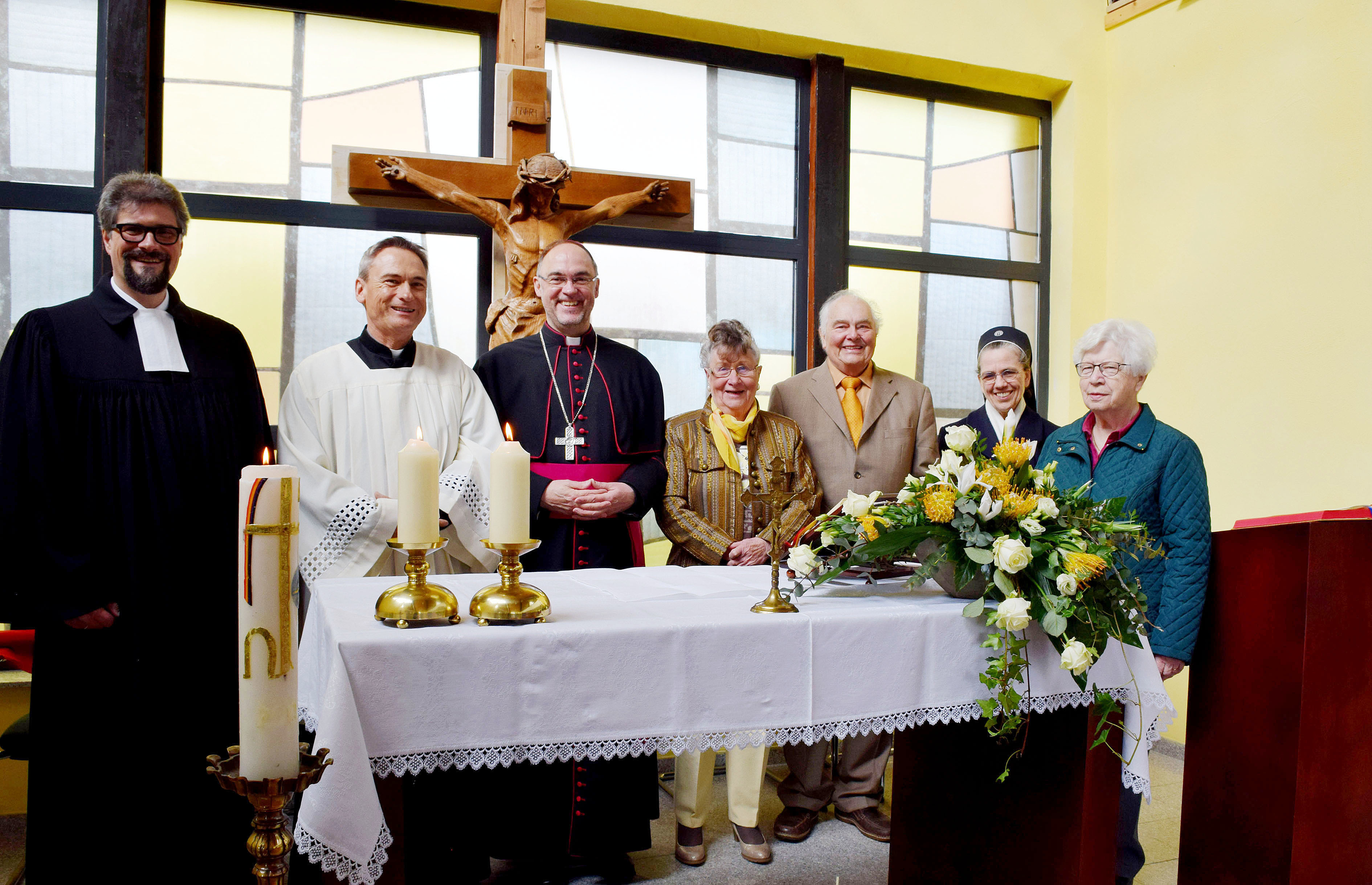 Heinz und Helene Artz (Mitte) freuen sich, dass zur Einsegnung neben Weihbischof Rolf Lohmann auch Pfarrer Heinz-Norbert Hürter und sein Evangelischer Kollege Armin Rosen (links) sowie Schwester M. Gabriella und Agnes Beringhoff (rechts) gekommen sind.