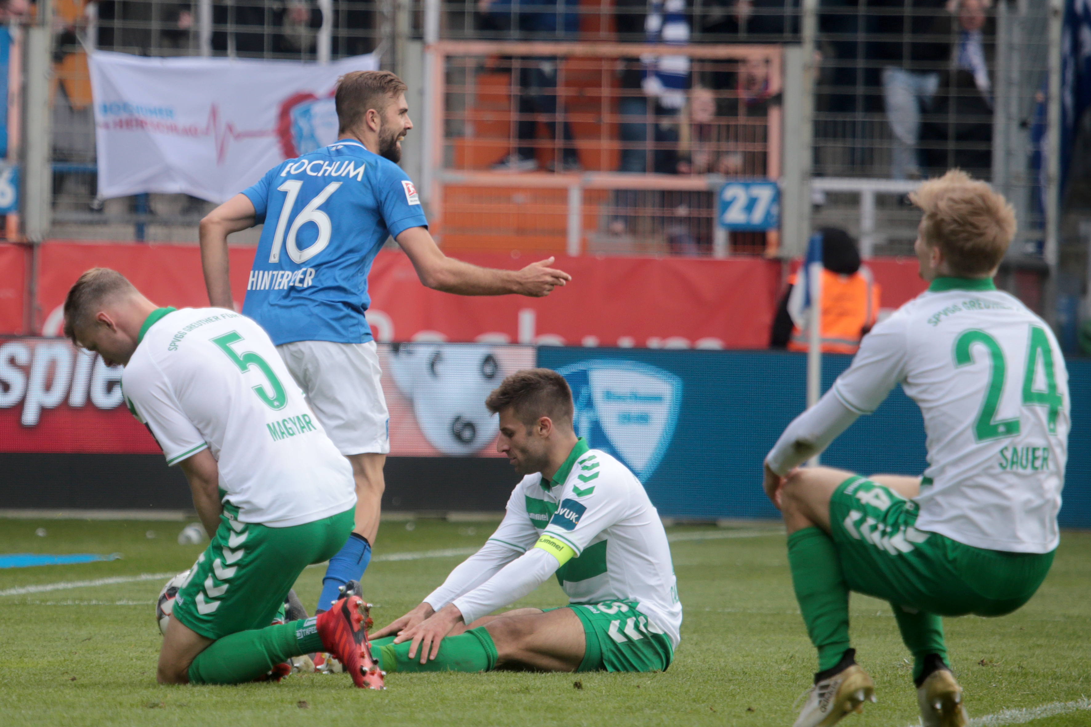 Konsternierte Fürther, ein jubelnder Bochumer: Lukas Hinterseer erlegte den Gast mit seine drei Treffern fast im Alleingang. Foto: Molatta