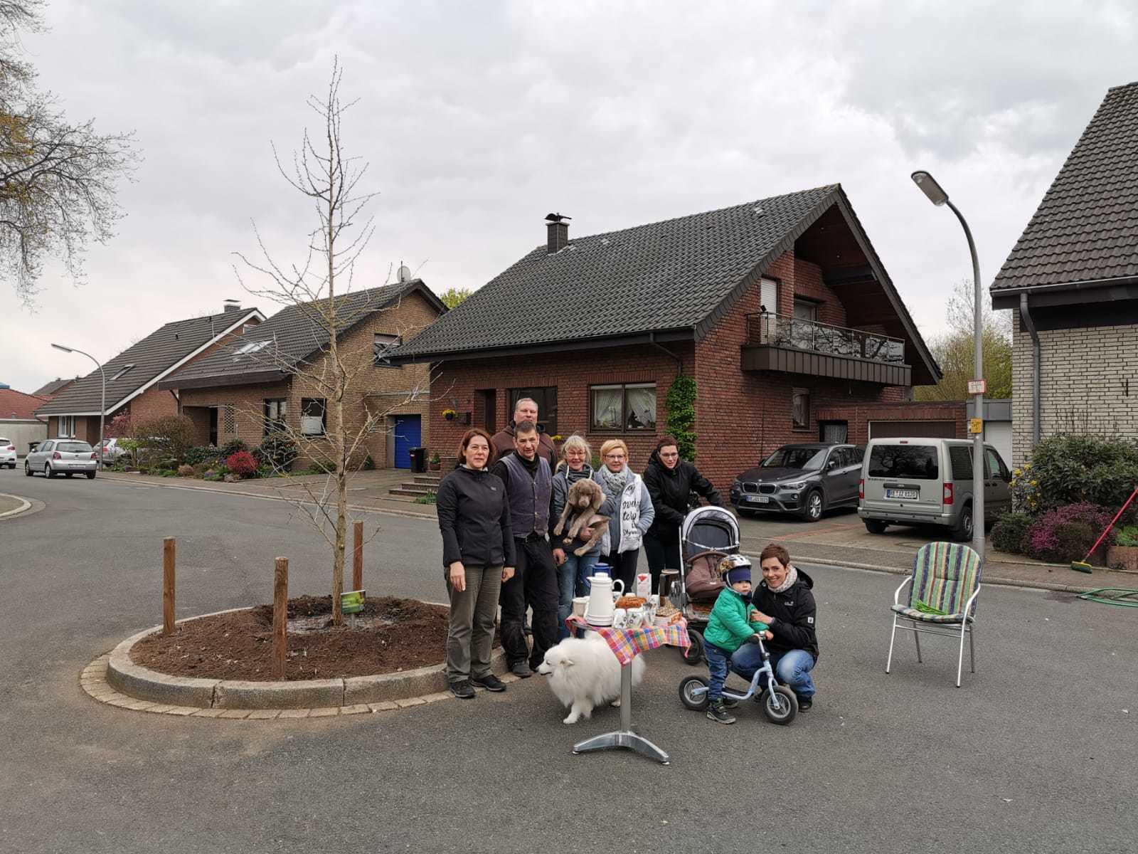 Schöne Aktion: Mit vereinten Kräften pflanzten Nachbarn und Stadt einen Gingko Baum in Dorsten-Stadtsfeld.