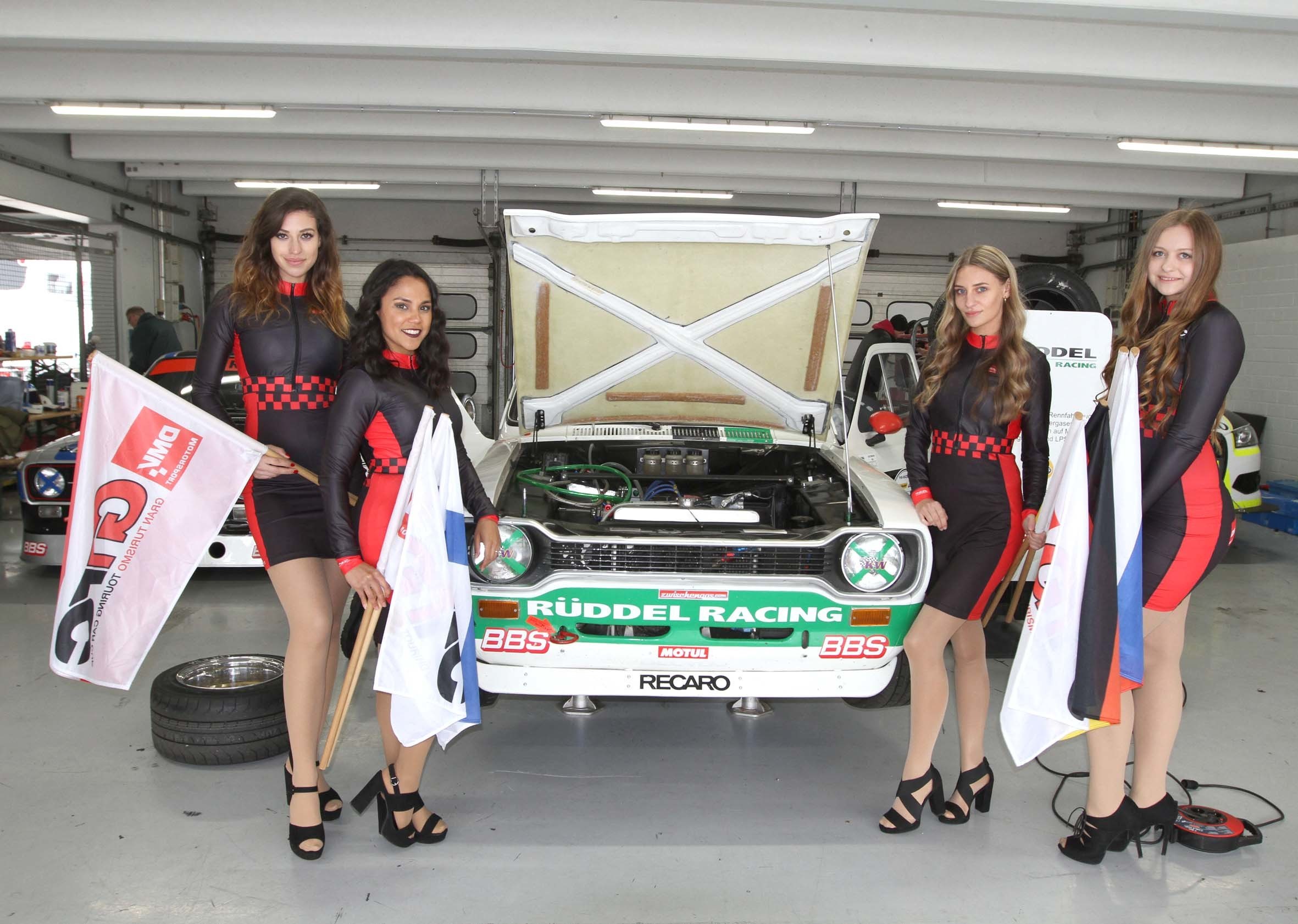 Eines der Escort MK 1-Modelle aus Duisburg während des Pflegedienstes in der Hockenheimer Box. Foto: Rüddel Racing