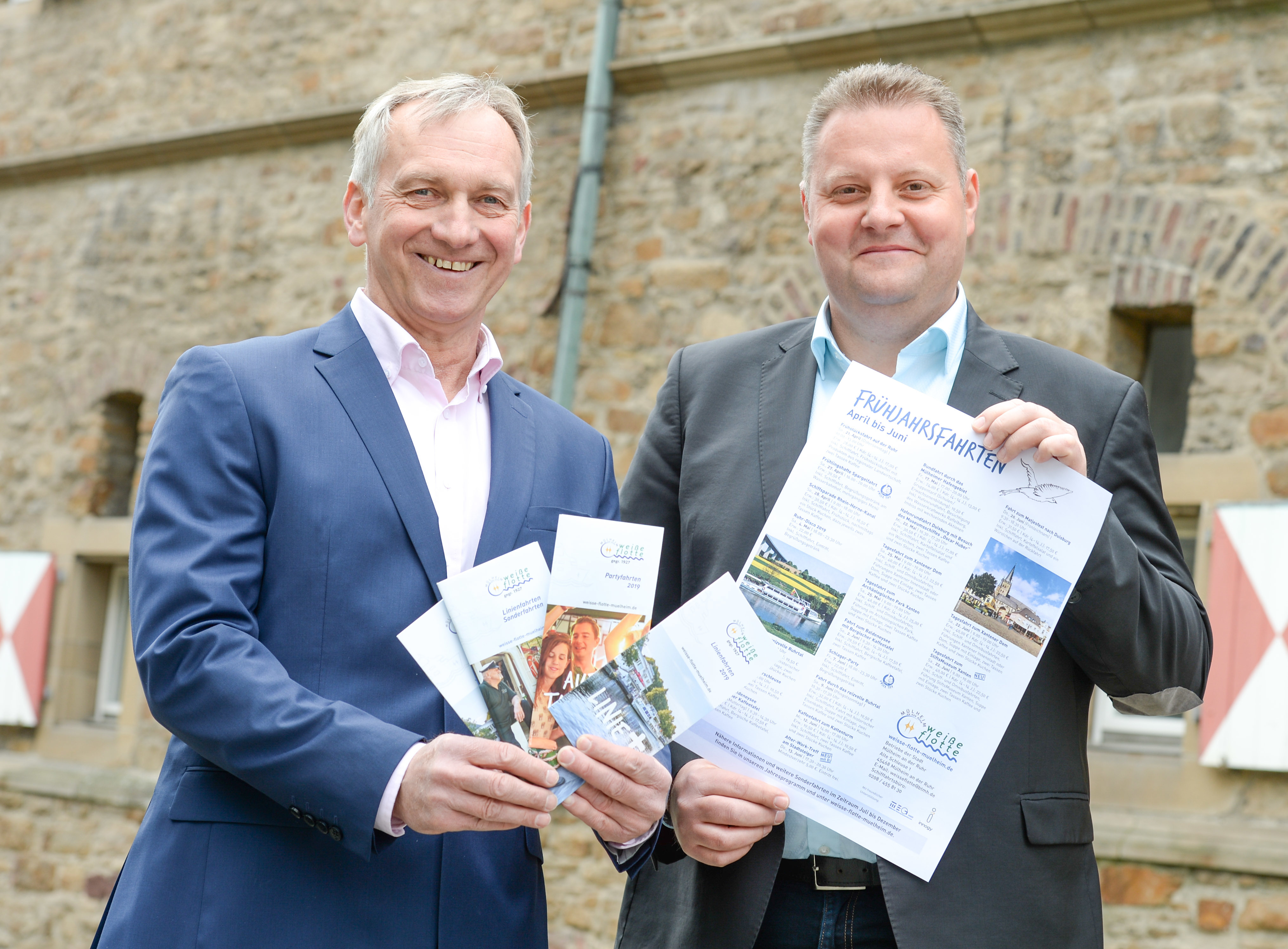 Joachim Exner (l.) als Leiter der Betriebe der Stadt auch für die Weiße Flotte Mülheim verantwortlich, und Marc Baloniak, Abteilungsleiter Tourismus bei der Mülheimer Stadtmarketing und Tourismus GmbH (MST), freuen sich, dass die neue "Freideck-Saison" am Karfreitag endlich startet. Foto: PR-Foto Köhring