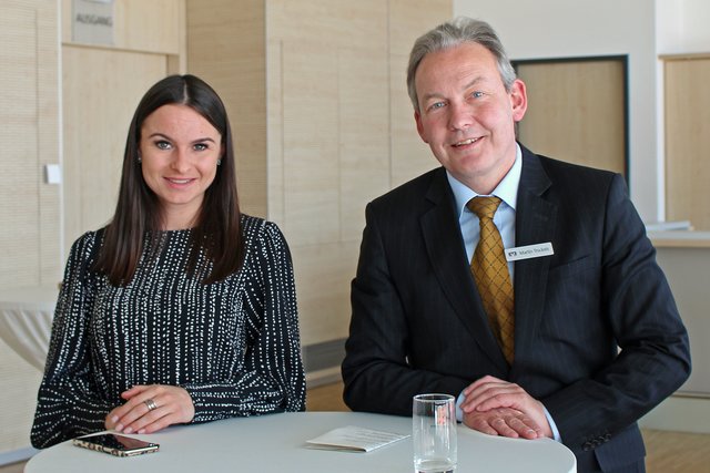 Foto © Jürgen Thoms - Aus der Serie: Prof. Dr. med. Frank Weidemann war Gast im Parkinson Forum Unna e.V. - Das aufmerksame Team im Konferenraum der Volksbank Unna
