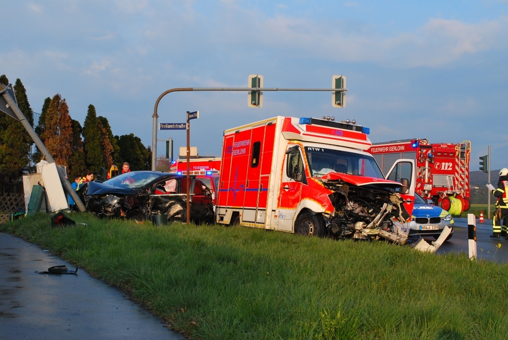 Sowohl der Rettungswagen der Feuerwehr Iserlohn als auch das andere, am Unfall beteiligte Fahrzeug wurden schwer beschädigt. Fotos: Feuerwehr Iserlohn
