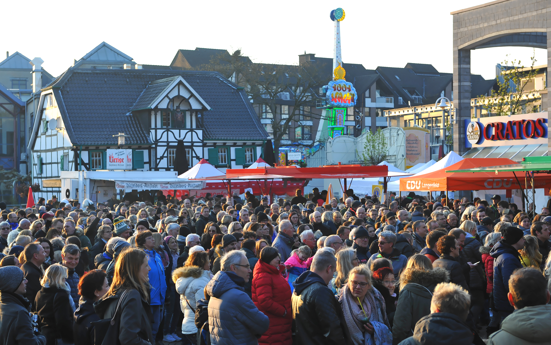 Kühl , aber sonnig: Das Stadtfest lockt am Wochenende tausende Besucher an. Das Foto entstand im Rahmen des Auftrittes der Musikgruppe Jim Buttons am Samstagabend.