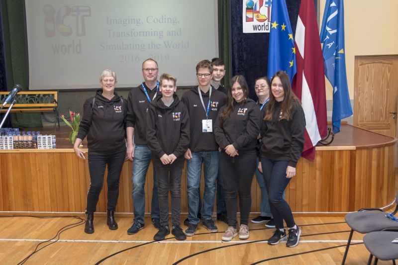 Freunde finden, Englisch verbessern: Die Schülerinnen und Schüler des PGU mit ihren Lehrern in Riga.
