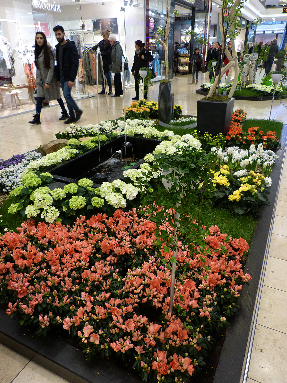 Der Frühling ist in der Rathaus-Galerie eingezogen.