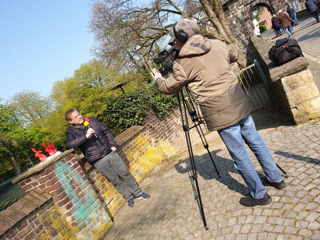 Tipps, wo die Hasen versteckt sind, gibt es im Video, das gemeinsam mit Tim Perkovic (l.) und Bernd Kniel (l.) entstanden ist.