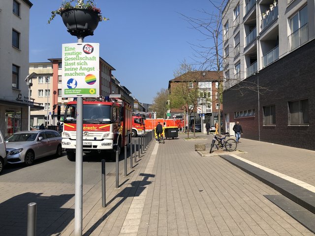Unklare Rauchentwicklung aus Lüftungsanlage sorgt für Großeisatz der Feuerwehr Gelsenkirchen in der Gelsenkirchener Innenstadt,