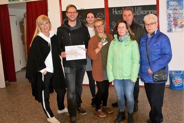Juniorcard und Fluchtkarte sind die Voraussetzungen für die Teilnahme an der Aktion „Exit Westfalenpark“: v.l.n.r. Sabine Müller (Westfalenpark Dortmund), Alexander Kraska (Regenbogenhaus), Johanna Stöckler (Fachreferentin im Stadtbezirk Innenstadt-Ost), Fabienne Jostkleigrewe (Regenbogenhaus), Sigrun Katscher (Die Grünen), Udo Dammer (Bezirksbürgermeister) und Brigitte Steins (Bezirksvertretung Innenstadt-Ost).