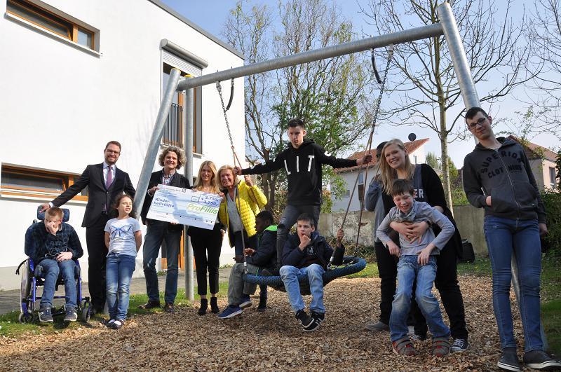 Für die insgesamt 7.500 Euro Spende konnten auch noch eine Hängematte und ein Gokart gekauft werden und die Kinder und Jugendlichen freuten sich mit (v.l.): Dennis Soldmann (Wirtschaftsjunioren), Thomas Schieferstein (ProFiliis-Stiftung), Ninja Fricke (Wirtschaftsjunioren), Gisela Stöver te Kaat (Kinderheilstätte).