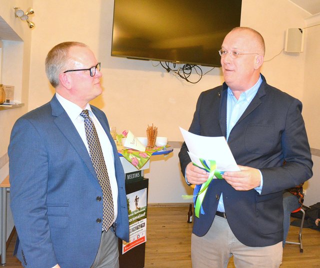 SSV-Geschäftsführer Volker Griese (l.) überreichte den Sportehrenamtspreis 2018 an den 2. Vorsitzenden des Reitervereins, Balve Matthias Camminady. Foto: Benedickt