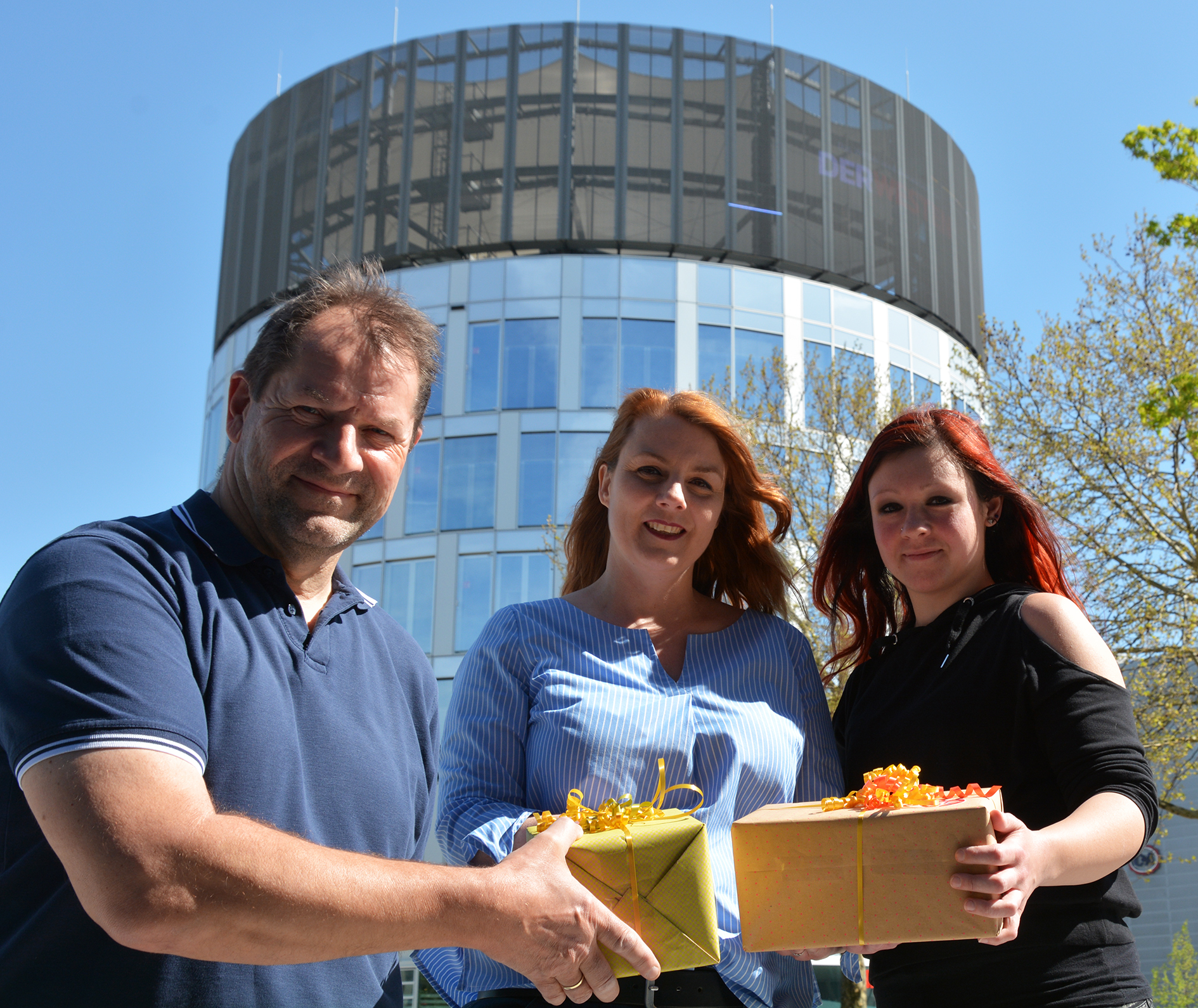 Andreas Mock und Stefanie Vollenberg (rechts) freuten sich über die Hauptpreise, zwei Digitalkameras, die ihnen Miriam Dabitsch, Head of digital Content bei der Westdeutschen Verlags- und Werbegesellschaft, am neuen Firmensitz in Essen überreichte. Foto: Martin Dubois