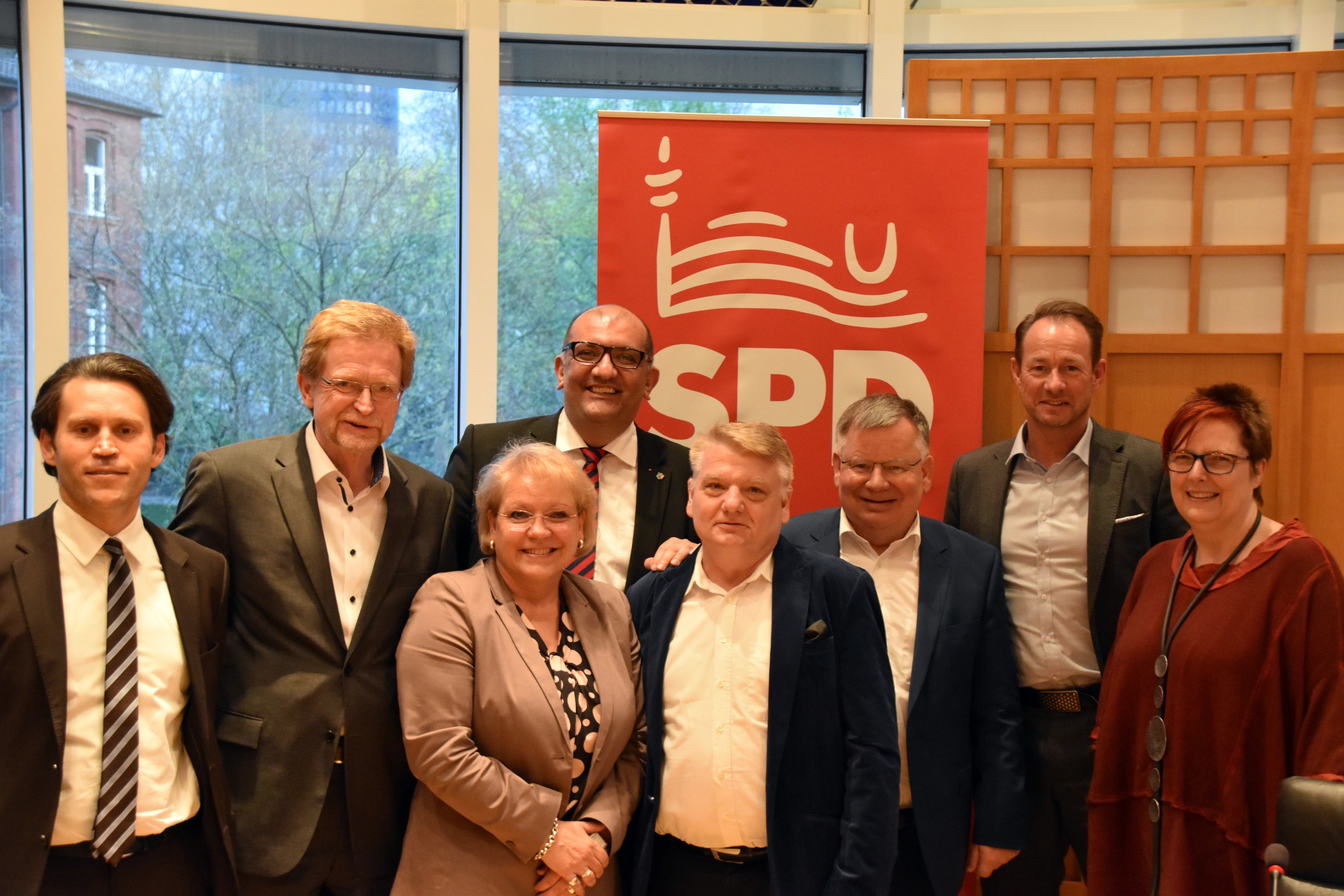 Es diskutierten (v.l.) Christian Kretz, Leiter der Rechtsabteilung bei Haus und Grund Dortmund, Planungsdezernent Ludger Wilde, Ulrike Matzanke, stellv. Vorsitzende SPD-Ratsfraktion, Volkan Baran, Wohnungspolitischer Sprecher der SPD-Landtagsfraktion, Norbert Schilff, Vorsitzender SPD-Ratsfraktion, Hans-Jochem Witzke, Vorsitzender Mieterbund NRW, Franz-Bernd Große-Wilde, Vorsitzender Spar- und Bauverein eG, Carla Neumann-Lieven, Wohnungspolitische Sprecherin SPD-Ratsfraktion.