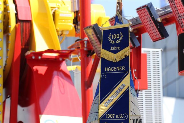 Zahlreiche Karussells drehen sich seit der Kirmeseröffnung am heutigen Samstag auf dem Otto Ackermann-Platz. Die Hagener Osterkirmes geht noch bis zum 28. April. | Foto: Patrick Jost