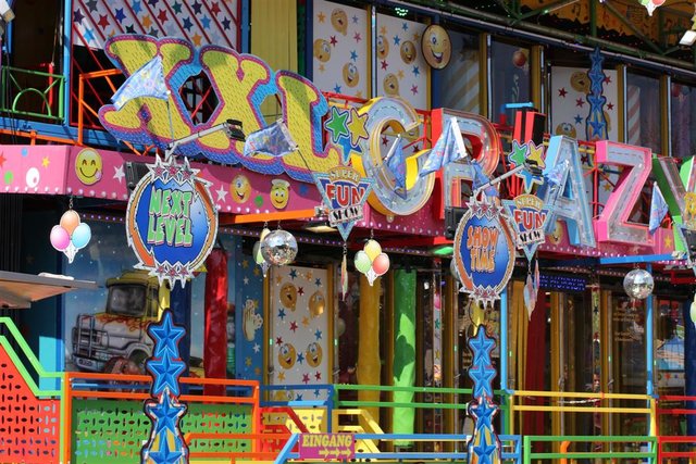 Zahlreiche Karussells drehen sich seit der Kirmeseröffnung am heutigen Samstag auf dem Otto Ackermann-Platz. Die Hagener Osterkirmes geht noch bis zum 28. April. | Foto: Patrick Jost