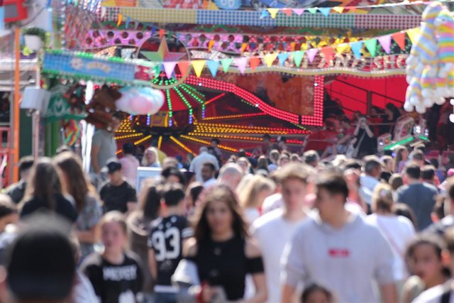 Zahlreiche Karussells drehen sich seit der Kirmeseröffnung am heutigen Samstag auf dem Otto Ackermann-Platz. Die Hagener Osterkirmes geht noch bis zum 28. April. | Foto: Patrick Jost