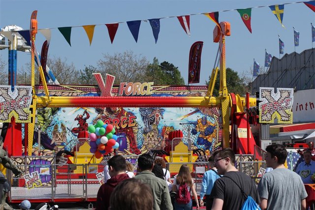 Zahlreiche Karussells drehen sich seit der Kirmeseröffnung am heutigen Samstag auf dem Otto Ackermann-Platz. Die Hagener Osterkirmes geht noch bis zum 28. April. | Foto: Patrick Jost