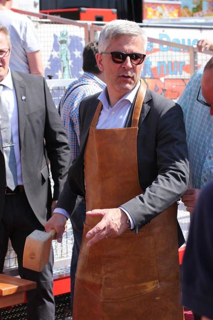 Zahlreiche Karussells drehen sich seit der Kirmeseröffnung am heutigen Samstag auf dem Otto Ackermann-Platz. Die Hagener Osterkirmes geht noch bis zum 28. April. | Foto: Patrick Jost