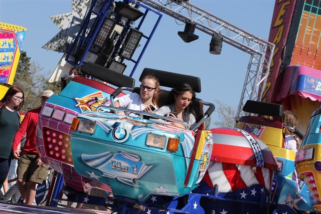 Zahlreiche Karussells drehen sich seit der Kirmeseröffnung am heutigen Samstag auf dem Otto Ackermann-Platz. Die Hagener Osterkirmes geht noch bis zum 28. April. | Foto: Patrick Jost