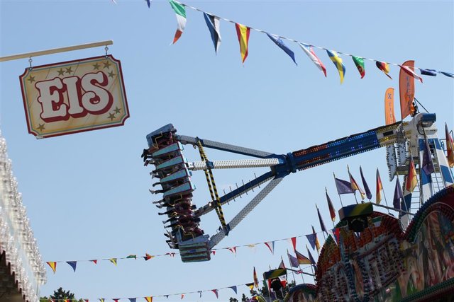 Zahlreiche Karussells drehen sich seit der Kirmeseröffnung am heutigen Samstag auf dem Otto Ackermann-Platz. Die Hagener Osterkirmes geht noch bis zum 28. April. | Foto: Patrick Jost