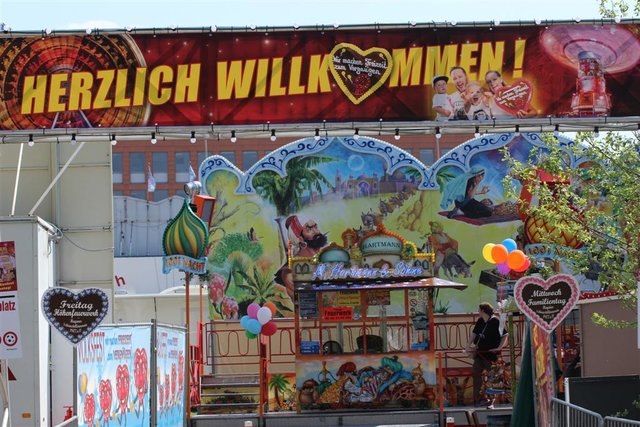 Zahlreiche Karussells drehen sich seit der Kirmeseröffnung am heutigen Samstag auf dem Otto Ackermannplatz. Die Hagener Osterkirmes geht noch bis zum 28. April. | Foto: Patrick Jost