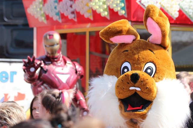 Zahlreiche Karussells drehen sich seit der Kirmeseröffnung am heutigen Samstag auf dem Otto Ackermann-Platz. Die Hagener Osterkirmes geht noch bis zum 28. April. | Foto: Patrick Jost