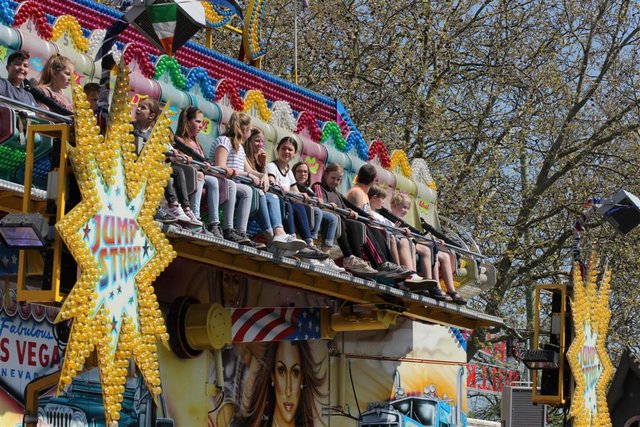 Zahlreiche Karussells drehen sich seit der Kirmeseröffnung am heutigen Samstag auf dem Otto Ackermann-Platz. Die Hagener Osterkirmes geht noch bis zum 28. April. | Foto: Patrick Jost