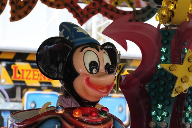 Zahlreiche Karussells drehen sich seit der Kirmeseröffnung am heutigen Samstag auf dem Otto Ackermann-Platz. Die Hagener Osterkirmes geht noch bis zum 28. April. | Foto: Patrick Jost