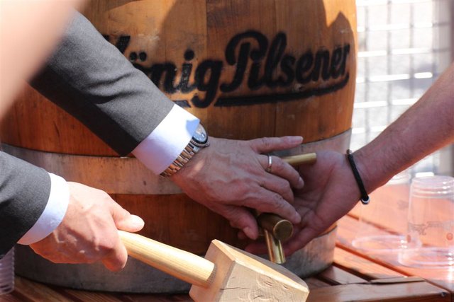 Zahlreiche Karussells drehen sich seit der Kirmeseröffnung am heutigen Samstag auf dem Otto Ackermann-Platz. Die Hagener Osterkirmes geht noch bis zum 28. April. | Foto: Patrick Jost
