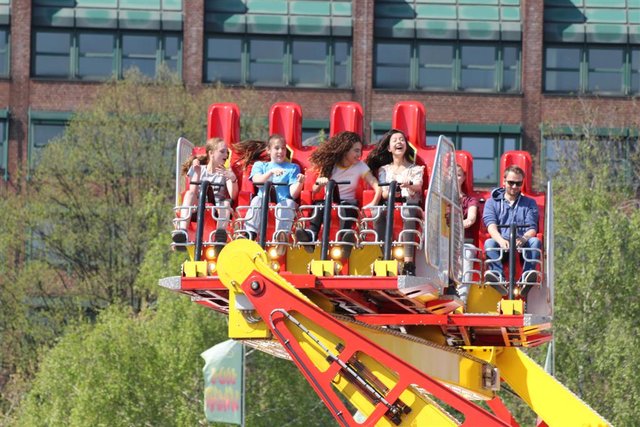 Zahlreiche Karussells drehen sich seit der Kirmeseröffnung am heutigen Samstag auf dem Otto Ackermann-Platz. Die Hagener Osterkirmes geht noch bis zum 28. April. | Foto: Patrick Jost
