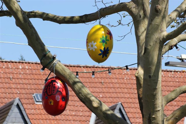 Zahlreiche Karussells drehen sich seit der Kirmeseröffnung am heutigen Samstag auf dem Otto Ackermann-Platz. Die Hagener Osterkirmes geht noch bis zum 28. April. | Foto: Patrick Jost