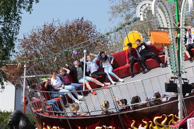 Zahlreiche Karussells drehen sich seit der Kirmeseröffnung am heutigen Samstag auf dem Otto Ackermann-Platz. Die Hagener Osterkirmes geht noch bis zum 28. April. | Foto: Patrick Jost