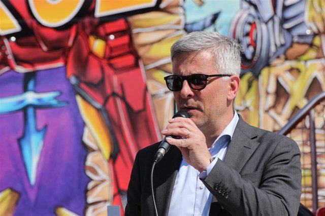 Zahlreiche Karussells drehen sich seit der Kirmeseröffnung am heutigen Samstag auf dem Otto Ackermann-Platz. Die Hagener Osterkirmes geht noch bis zum 28. April. | Foto: Patrick Jost