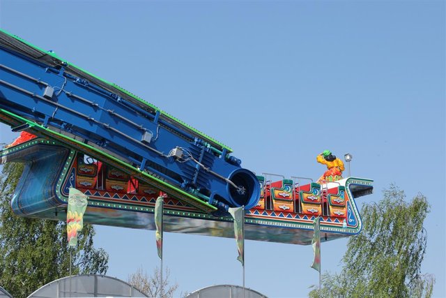 Zahlreiche Karussells drehen sich seit der Kirmeseröffnung am heutigen Samstag auf dem Otto Ackermann-Platz. Die Hagener Osterkirmes geht noch bis zum 28. April. | Foto: Patrick Jost