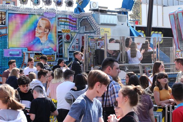 Zahlreiche Karussells drehen sich seit der Kirmeseröffnung am heutigen Samstag auf dem Otto Ackermann-Platz. Die Hagener Osterkirmes geht noch bis zum 28. April. | Foto: Patrick Jost