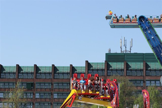 Zahlreiche Karussells drehen sich seit der Kirmeseröffnung am heutigen Samstag auf dem Otto Ackermann-Platz. Die Hagener Osterkirmes geht noch bis zum 28. April. | Foto: Patrick Jost