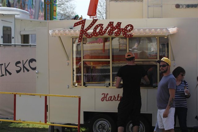 Zahlreiche Karussells drehen sich seit der Kirmeseröffnung am heutigen Samstag auf dem Otto Ackermann-Platz. Die Hagener Osterkirmes geht noch bis zum 28. April. | Foto: Patrick Jost