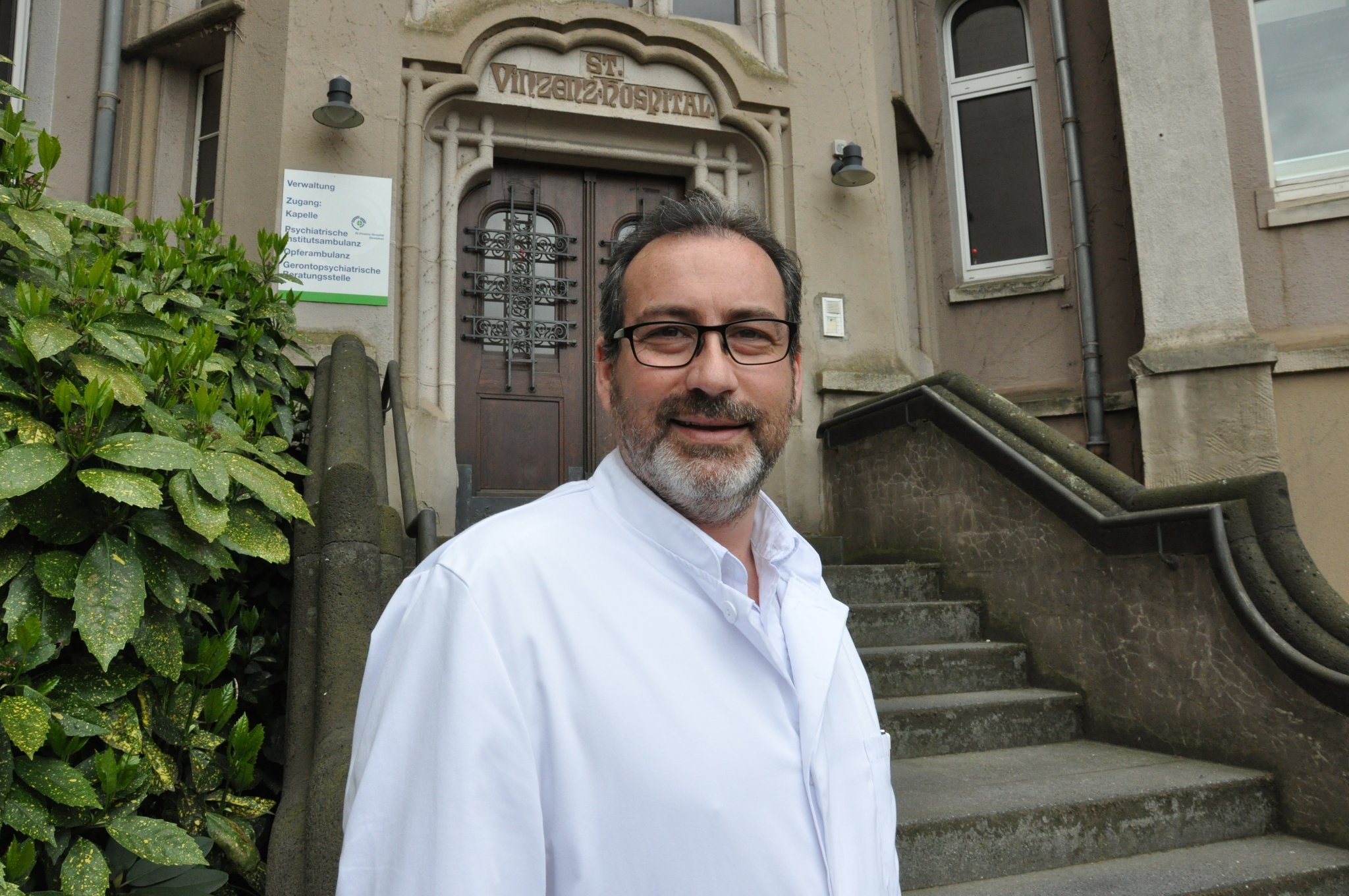 Der neue Chefarzt der Gynäkologie des St. Vinzenz in Dinslaken Von