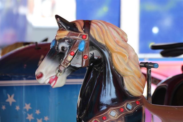 Zahlreiche Karussells drehen sich seit der Kirmeseröffnung am heutigen Samstag auf dem Otto Ackermann-Platz. Die Hagener Osterkirmes geht noch bis zum 28. April. | Foto: Patrick Jost