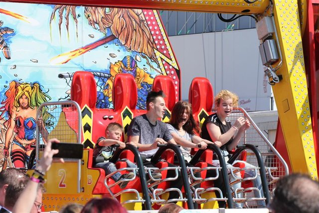 Zahlreiche Karussells drehen sich seit der Kirmeseröffnung am heutigen Samstag auf dem Otto Ackermann-Platz. Die Hagener Osterkirmes geht noch bis zum 28. April. | Foto: Patrick Jost