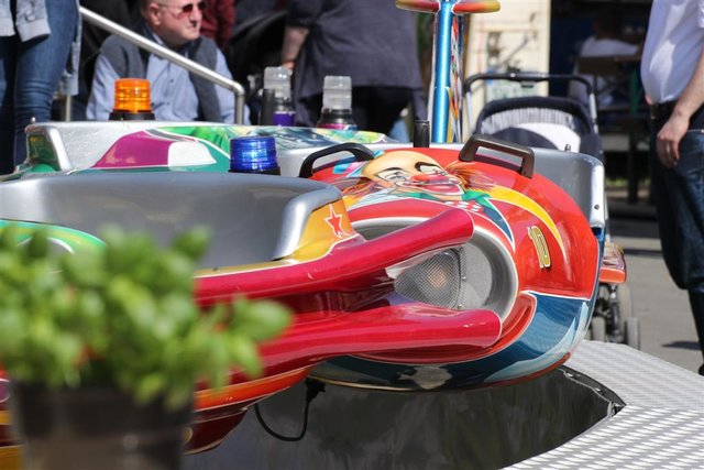 Zahlreiche Karussells drehen sich seit der Kirmeseröffnung am heutigen Samstag auf dem Otto Ackermann-Platz. Die Hagener Osterkirmes geht noch bis zum 28. April. | Foto: Patrick Jost