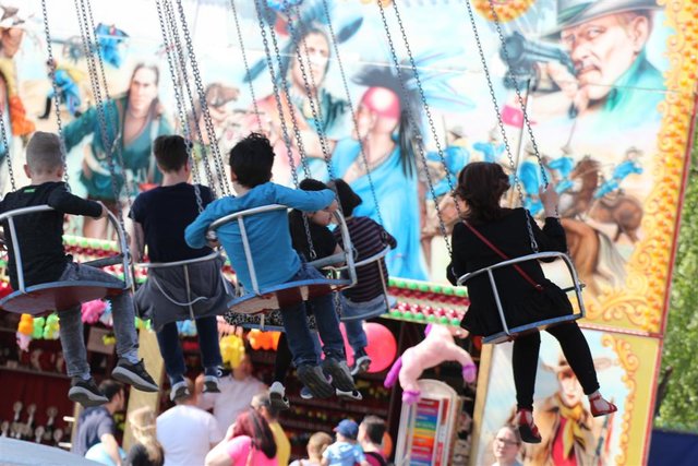 Zahlreiche Karussells drehen sich seit der Kirmeseröffnung am heutigen Samstag auf dem Otto Ackermann-Platz. Die Hagener Osterkirmes geht noch bis zum 28. April. | Foto: Patrick Jost