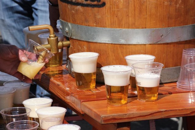 Zahlreiche Karussells drehen sich seit der Kirmeseröffnung am heutigen Samstag auf dem Otto Ackermann-Platz. Die Hagener Osterkirmes geht noch bis zum 28. April. | Foto: Patrick Jost
