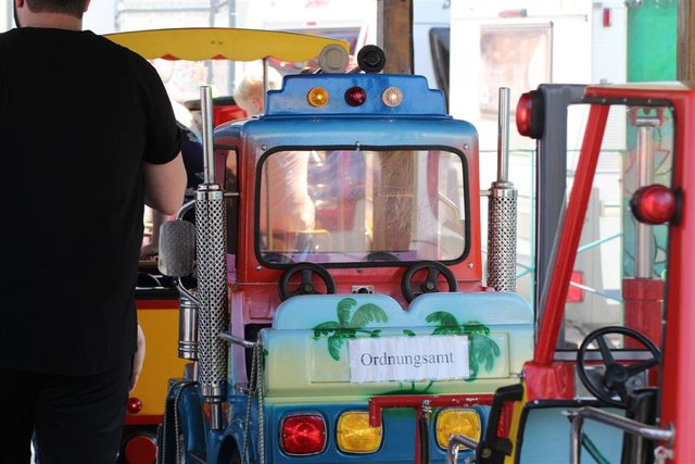 Zahlreiche Karussells drehen sich seit der Kirmeseröffnung am heutigen Samstag auf dem Otto Ackermann-Platz. Die Hagener Osterkirmes geht noch bis zum 28. April. | Foto: Patrick Jost