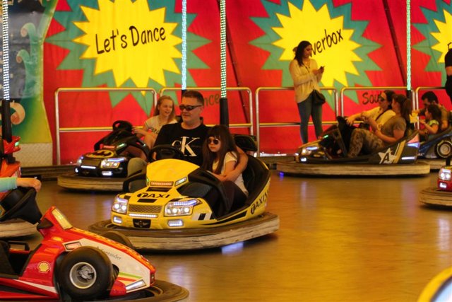 Zahlreiche Karussells drehen sich seit der Kirmeseröffnung am heutigen Samstag auf dem Otto Ackermann-Platz. Die Hagener Osterkirmes geht noch bis zum 28. April. | Foto: Patrick Jost
