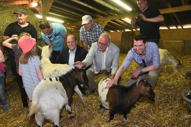 CDU im Ziegenstall: Karl-Heinz Walther (BV-Mitglied), Thomas Ziegler (CDU Überruhr-Vorsitzender), Bundestagsabgeordneter Matthias Heuer (auch Ziegenpate), Bezirksbürgermeister Manfred Kuhmichel (auch Ziegenpate) und Landtagsabgeordneter Fabian Schrumpf.