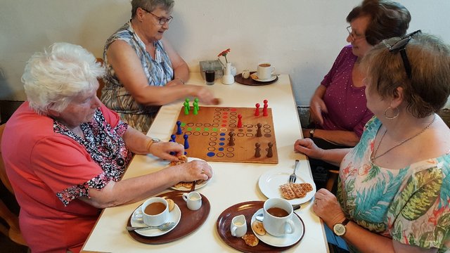Dabei kommen auch Gespräche bei einer Tasse Kaffee und einer leckeren, frischen Waffel nicht zu kurz.
