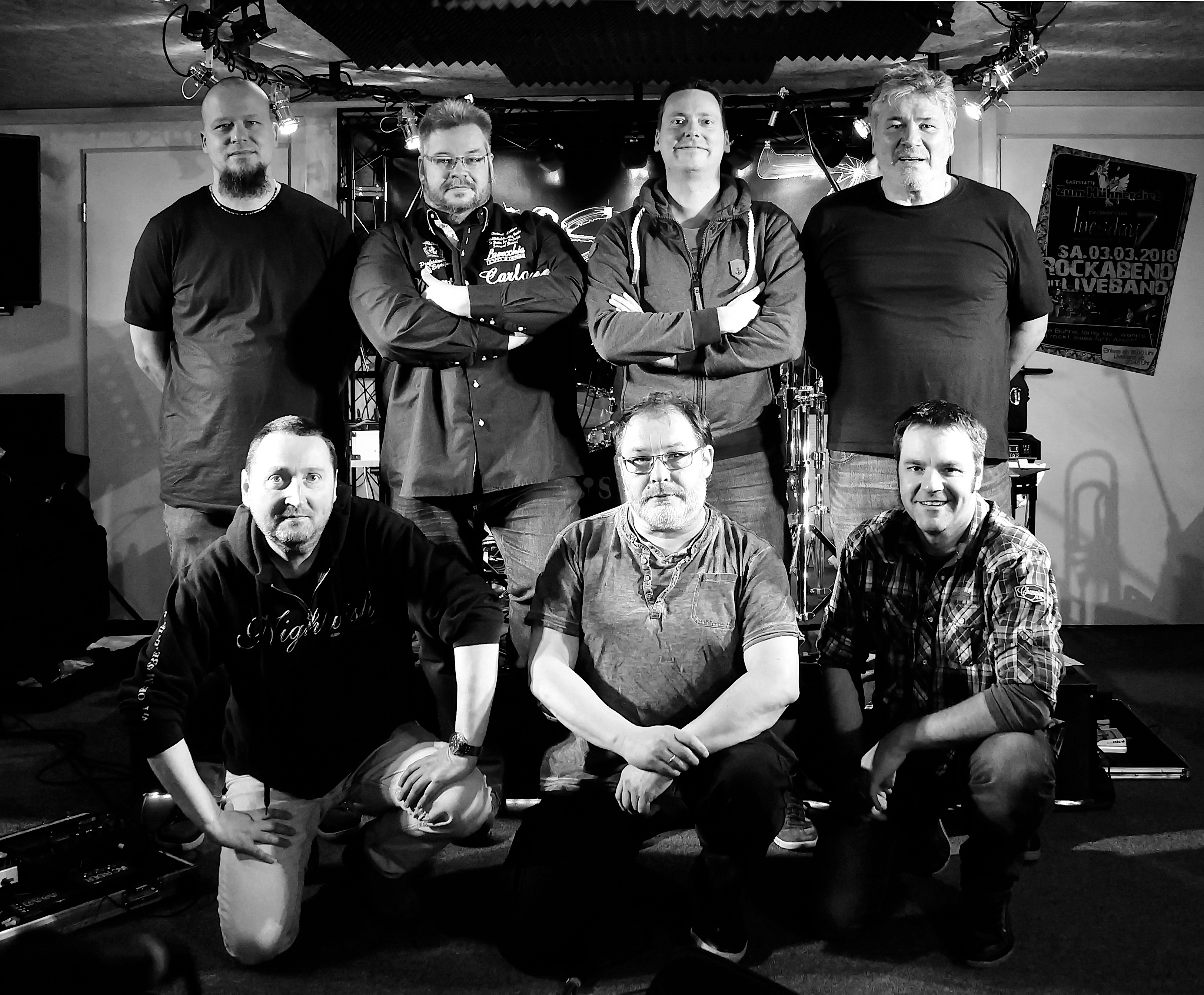 Die Band: hinten, v.l.n.r.: Jörg Friedmann (Guitar), Benedict Hoppenkamps (Keys), Sebastian Scholz (Bass), Ralph Bierig (Guitar), vorne:, v.l.n.r.: Frank Kremers (Guitar, Backings, Trombone), Ralf Krischek (Drums), Daniel Stoffel (Vocals)