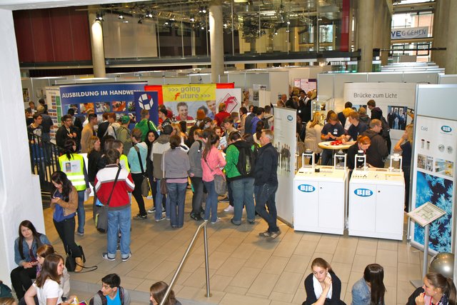 Arnsberger Ausbildungsmesse: Rund 80 Betriebe, Berufskollegs, Hochschulen und Institutionen stellen sich und ca. 100 Ausbildungsberufe im Kaiserhaus in Neheim vor, Vorträge und das „Azubi-Speed-Dating“ runden das Angebot ab.